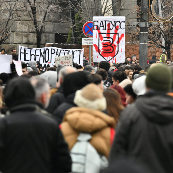 Dinkova studentkinja hoće da smeni Vučića jer nema posla za mlade, a Vučić oborio broj nezaposlenih VIDEO