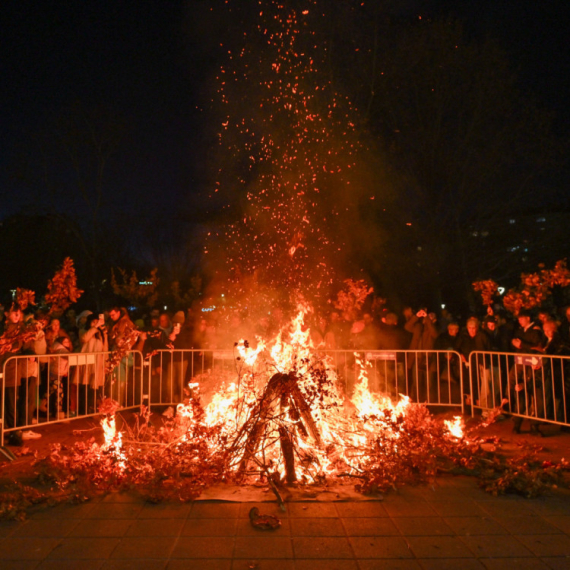 Srbija slavi Badnje veče: Veliki broj vernika prisustvuje tradicionalnom paljenju badnjaka FOTO/VIDEO