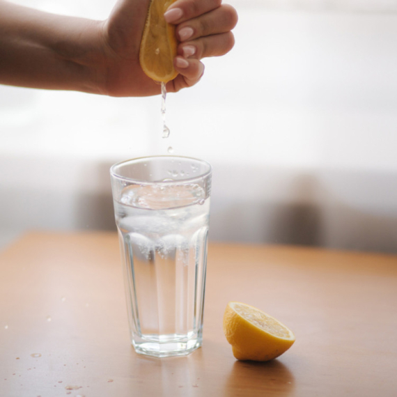 Šta se dešava sa vašim telom ako pijete vodu sa limunom baš svaki dan?