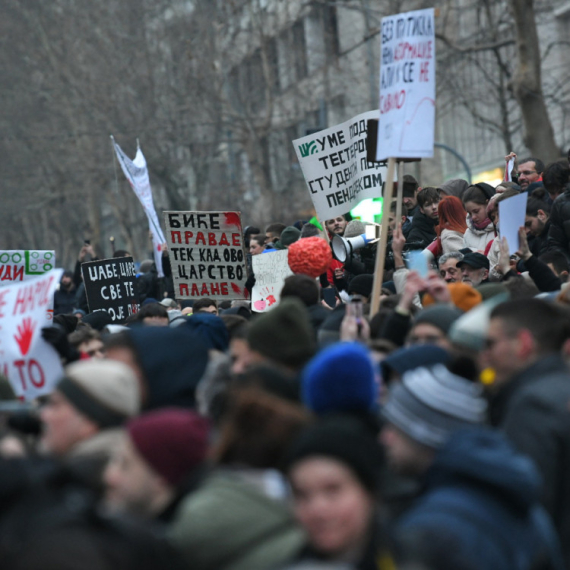 Dačić o tuči ispred fakulteta: To su studenti i srednjoškolke pod uticajem alkohola; Nema političke pozadine