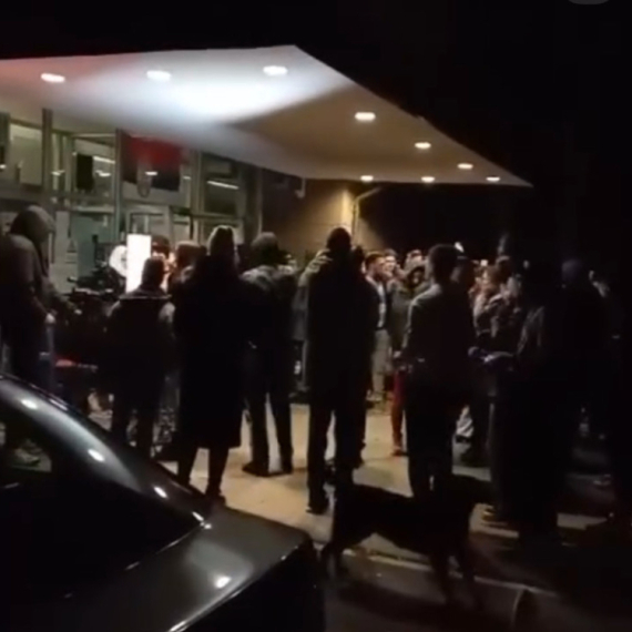 Blokaderi se okupili ispred TV na kojoj je gostovao Vučić, on im poručio: "Čujem da im kasni ton"