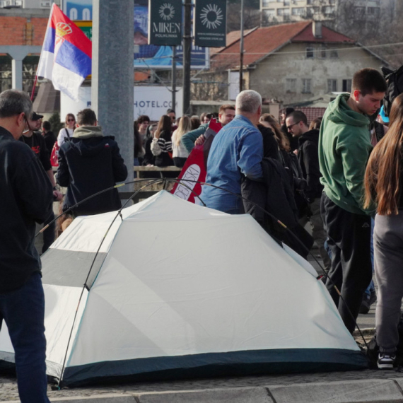 Demonstranti blokirali Autokomandu, postavili šatore: Policija obezbeđuje skup FOTO/VIDEO