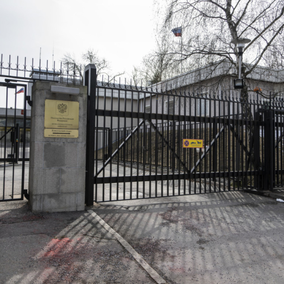 Napad na rusku ambasadu 11. put: Iz drona bačena posuda sa bojom; "Obuzdajte svoje ultraše"