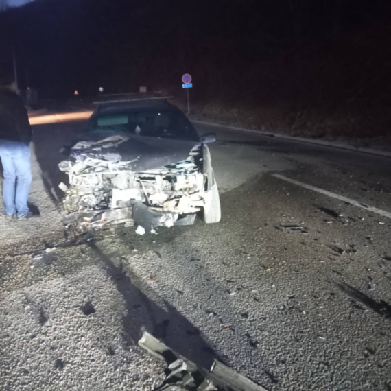 Žestok sudar kod Kokinog broda: Smrskana vozila, automobil završio na krovu FOTO