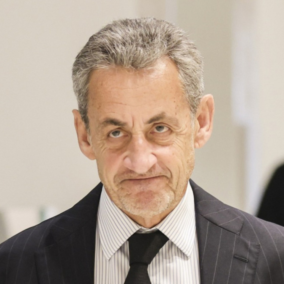 Sarkoziju skinuta nanogica