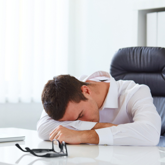 Osećate se iscrpljeno i posle cele noći sna? Ovo su mogući razlozi