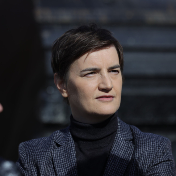 Čovek stao ispred automobila N1, Brnabić ih upitala u čemu je problem? Uradio čovek isto što oni rade mesecima
