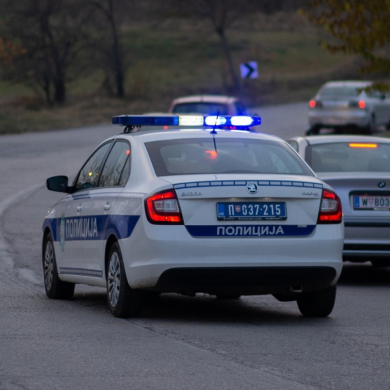 Isključen iz saobraćaja zbog nasilničke vožnje: Jurcao BMW-om 180 na sat, preticao preko pune linije