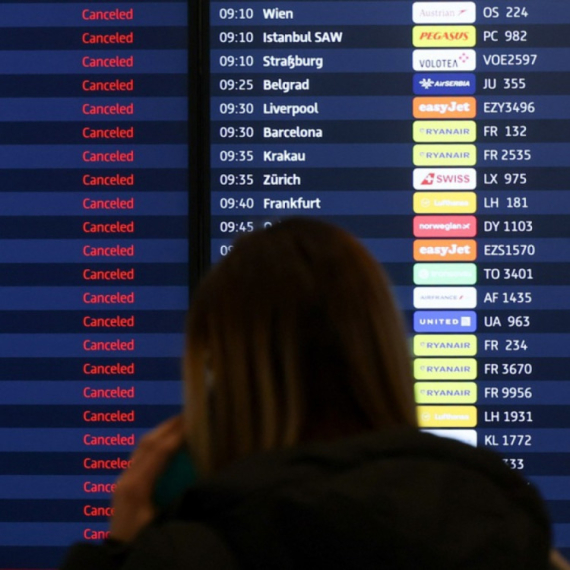 Haos na aerodromu; Leteli baloni puni cigareta