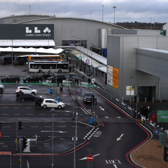 An electric car caught fire at airport: Terminals blocked, more flights delayed