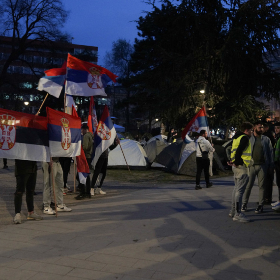 Studenti u Pionirskom parku upriličili "lajt šou"; Prof. Petrov održao predavanje, poslao moćnu poruku