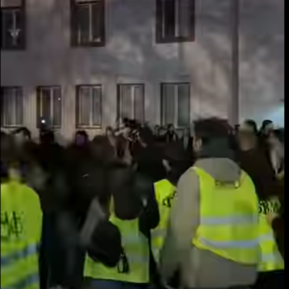 Ovo je student blokader koji je s leđa nasrnuo na pripadnika Žandarmerije ispred RTS VIDEO