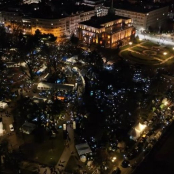 Veličanstveno; Studenti koji žele da uče napravili "lajt šou" - osvetleli Beograd VIDEO