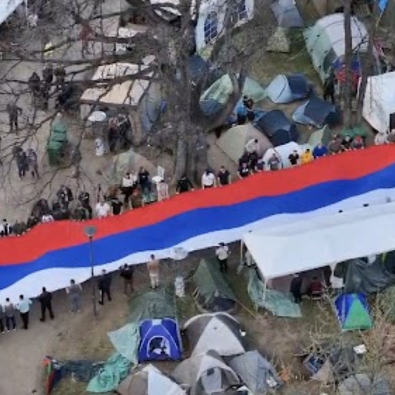 Veličanstven prizor: Studenti koji hoće da uče razvili su srpsku trobojku dugačku 30 metara FOTO/VIDEO