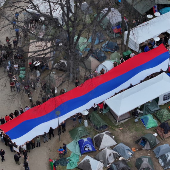 Veličanstven prizor: Studenti koji hoće da uče razvili su srpsku trobojku dugačku 30 metara FOTO/VIDEO