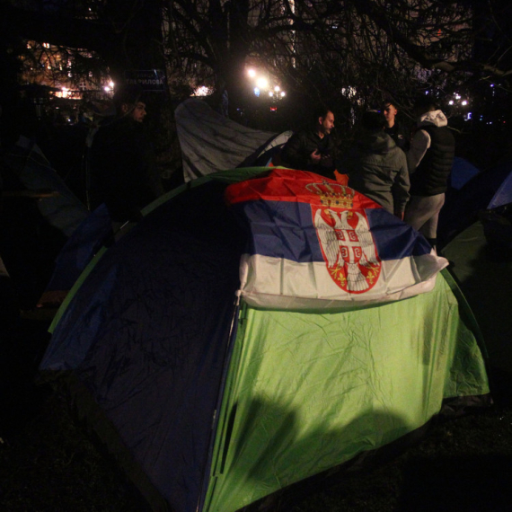 Performans studenata koji žele da uče: Bliceve uperili u nebo; "Ostajemo ovde"; Blokaderi divljaju