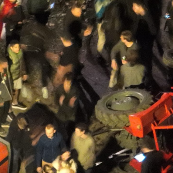 Studenti blokaderi divljaju: Prevrnuli traktor i gađaju policiju FOTO/VIDEO