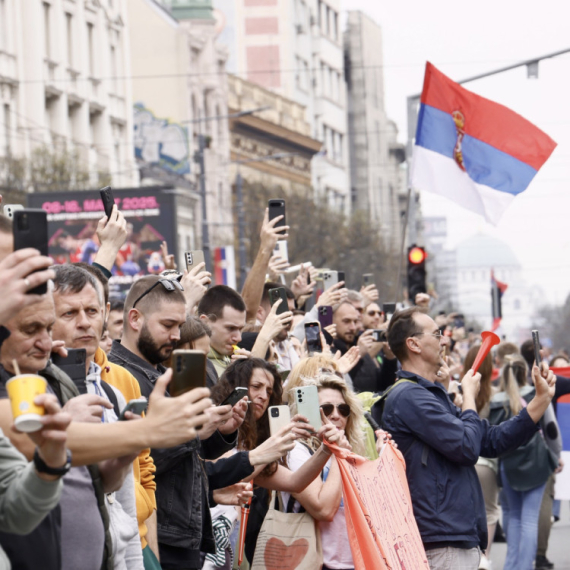 Studenti blokirali centar grada; Ne zna se tačno mesto okupljanja?; Priveden muškarac, pravio nerede VIDEO