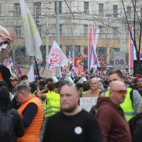 Studenti blokirali centar grada; MUP se oglasio: Priveden muškarac, pravio nerede i pretio VIDEO