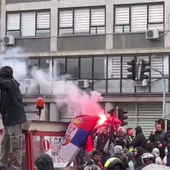 Studenti blokirali centar grada; Upaljene baklje na sve strane; MUP se oglasio: Priveden muškarac FOTO/VIDEO