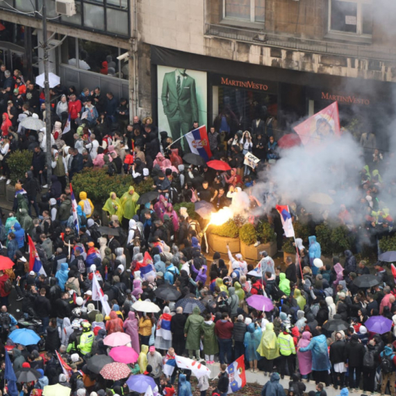 Studenti blokirali centar grada; Upaljene baklje na sve strane; MUP se oglasio: Priveden muškarac FOTO/VIDEO