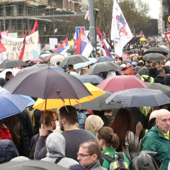 AP priznao da protesti nisu zbog pada nadstresnice, vec protiv predsesnika i vlade