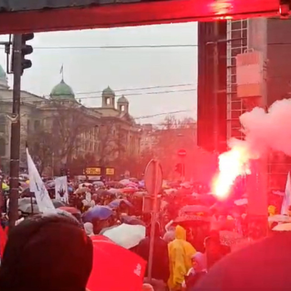 Studenti blokirali centar grada; Upaljene baklje na sve strane; MUP se oglasio: Priveden muškarac FOTO/VIDEO