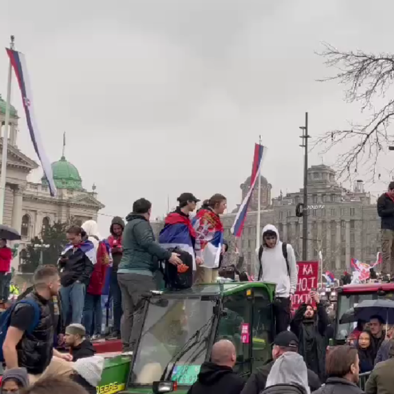 "Nadamo se miru i povratku na fakultet"; Blokaderi u Pionirskom parku; Turiraju traktore FOTO/VIDEO