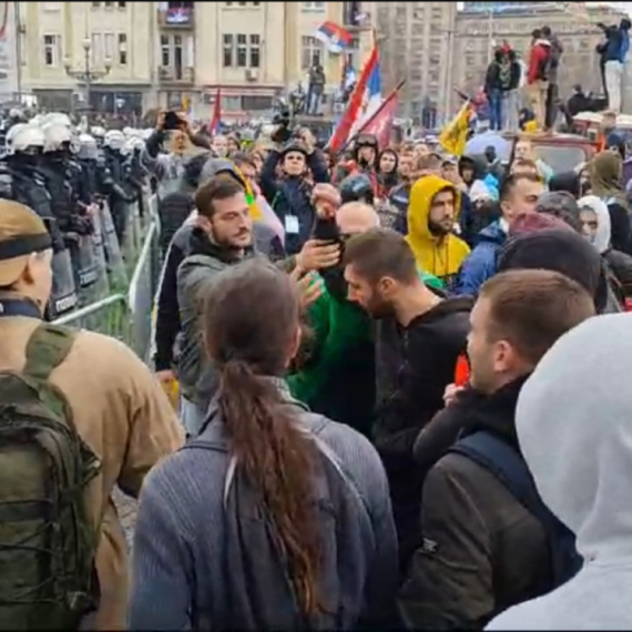 Incident među demonstrantima: Guraju se, nasrću jedni na druge VIDEO