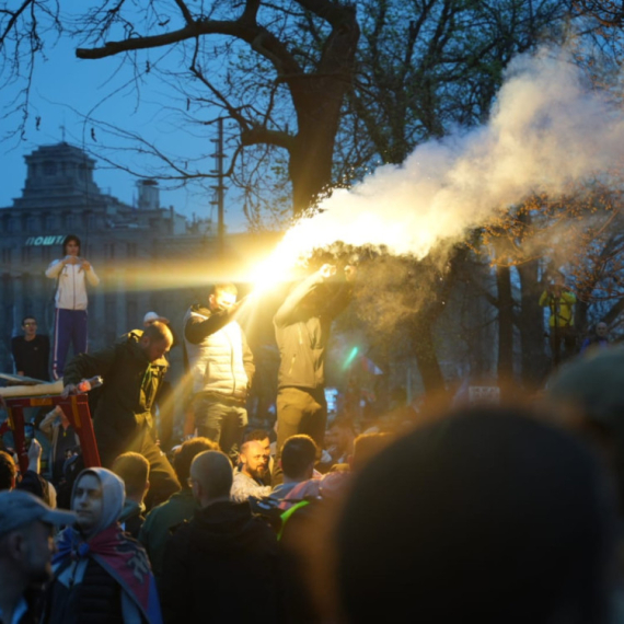 Studenti objavili da je studentski protest gotov; Čuo se topovski udar; Incidenti kod Pionirskog parka VIDEO