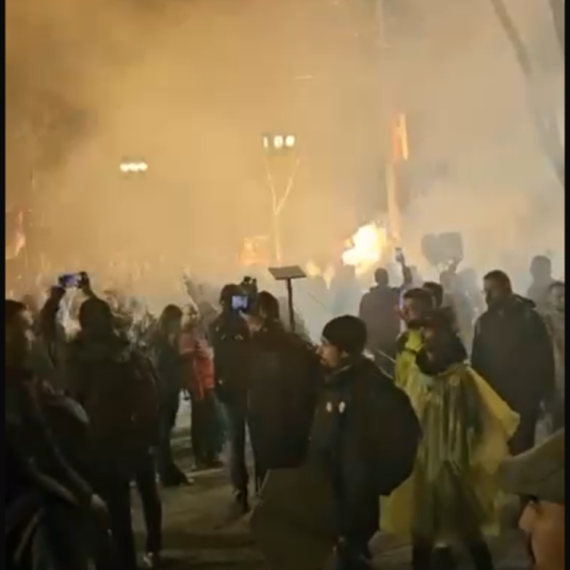 Huligani napali studente koji žele da uče: Brutalan napad bakljama i topovskim udarima na Pionirski park VIDEO