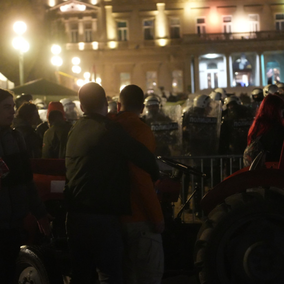 Završen studentski protest; Čuo se topovski udar; Pretučen mladić kod Skupštine VIDEO