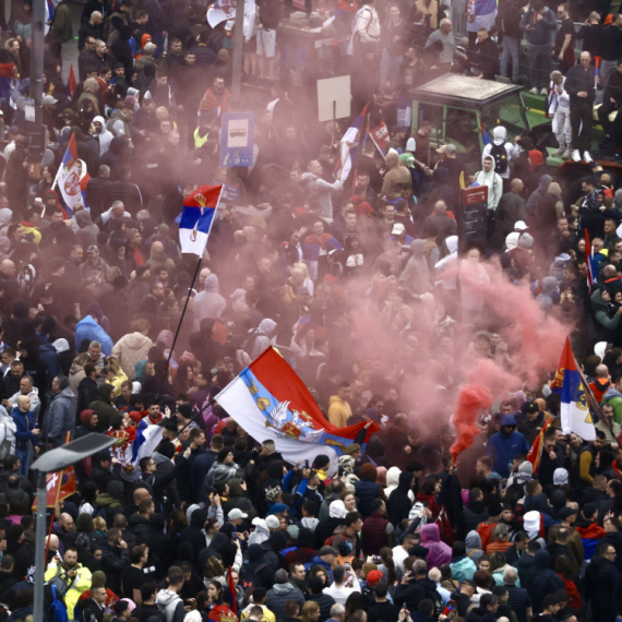 Tužilaštvo naložilo da se identifikuju osobe koje su na protestu imale zastavu UČK