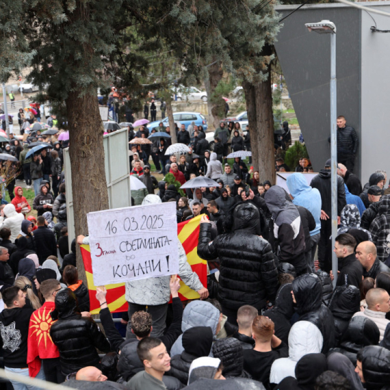 Građani demolirali kafić u Kočanima; Deo okupljenih krenuo ka kući gradonačelnika u ostavci