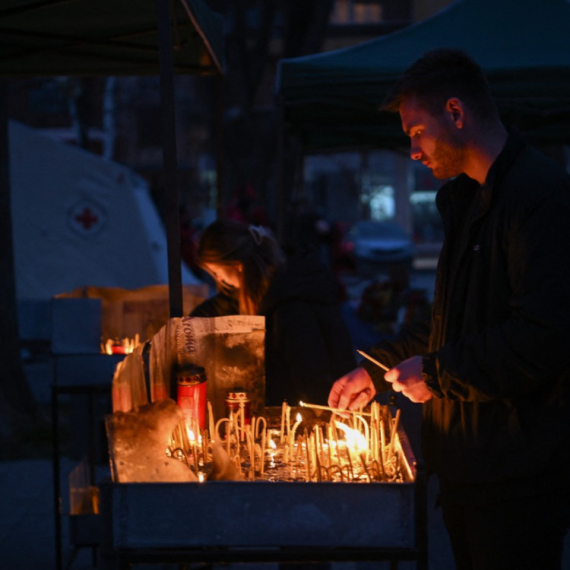 Cela zemlja zavijena u crno; Izbio incident, letele kamenice; Osumnjičeni dovedeni na ispitivanje