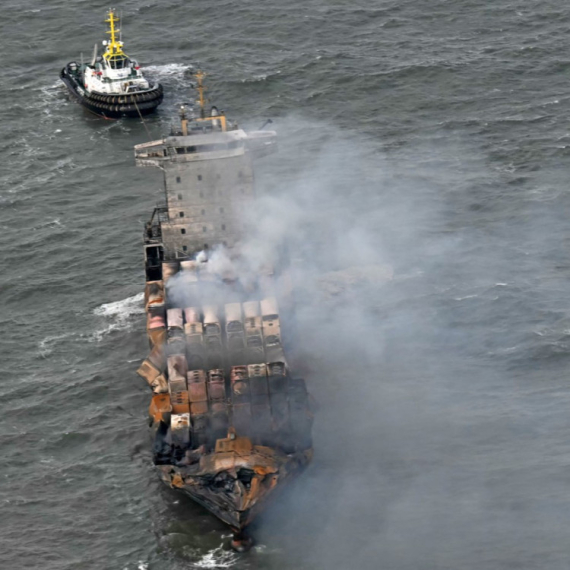 Katastrofa na Dunavu: Brod s 4.000 tona gasa gori; Ljudi odbijaju evakuaciju VIDEO