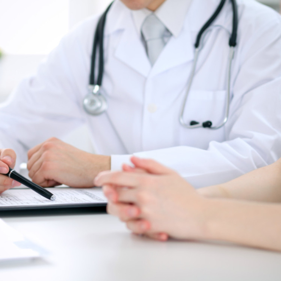 Zbog odnosa sa pacijentkinjom izgubio pravo na rad: Terao je da ćuti i briše poruke