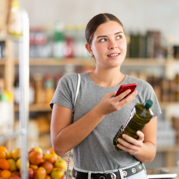 Trend ispijanja maslinovog ulja uzima maha među mladima: Koliko je zdravo?