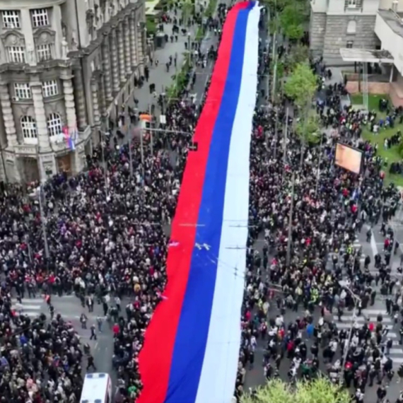Najduža srpska zastava koja je bila razvijena na skupu u Beogradu ide u Niš