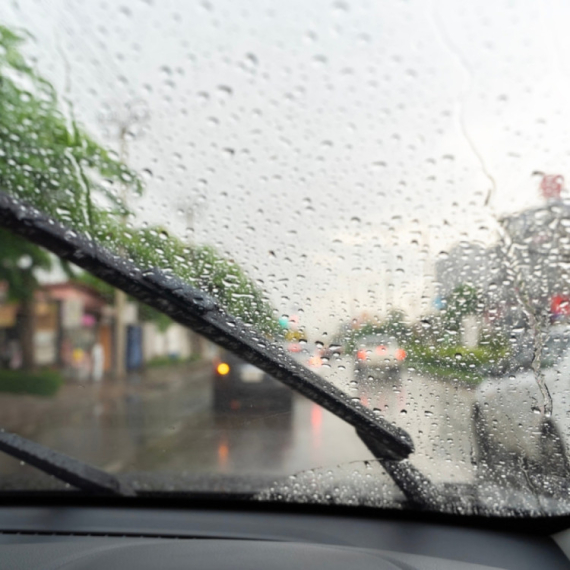 AMSS: Vozačima se zbog magle, kiše i mogućih sitnih odrona savetuje oprezna vožnja