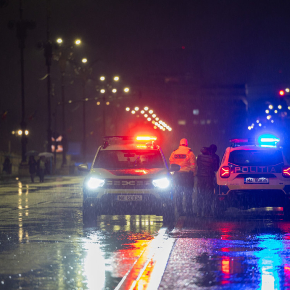 Strašna nesreća u komšiluku: Vozač se zakucao u betonski stub, beba proletela kroz šoferšajbnu