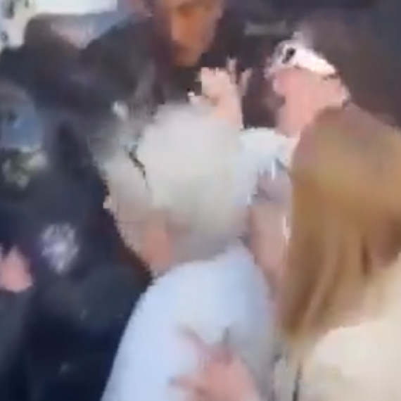 Zloupotreba starijih ljudi na delu; Sraman snimak: Blokaderi guraju baku na policiju VIDEO