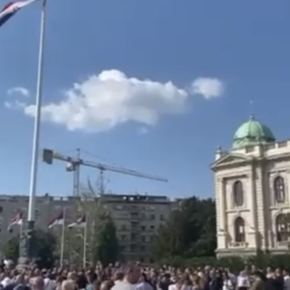 Građani koji Prvi maj slave ispred Skupštine pozdravljaju Vučića; Odjekuje: "Aco, Srbine" VIDEO