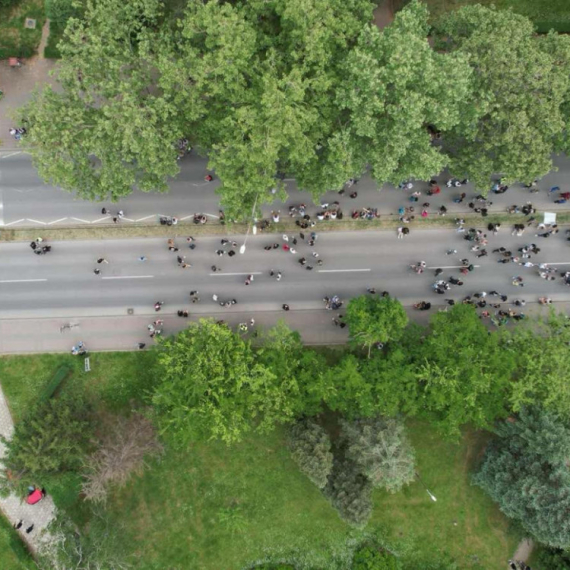 Ovo je fotografija blokadera u Nišu koji blokiraju Medicinski fakultet jer je krenuo s radom