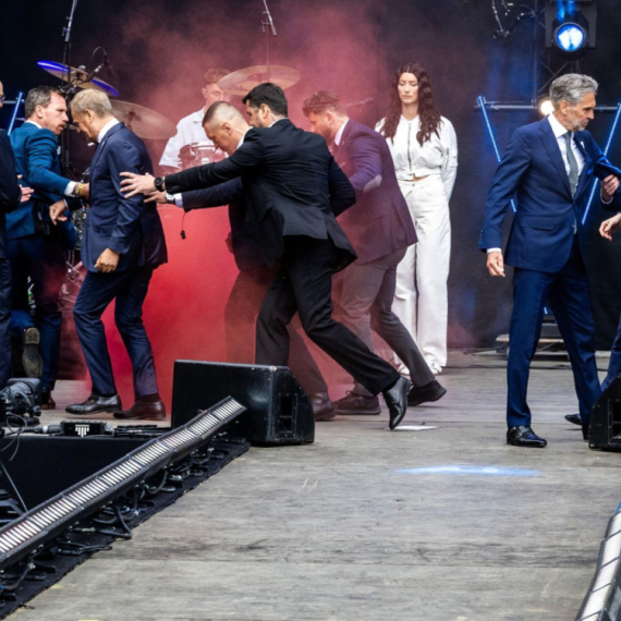 Bačena dimna bomba na premijere dve evropske zemlje; Hitno evakuisani VIDEO