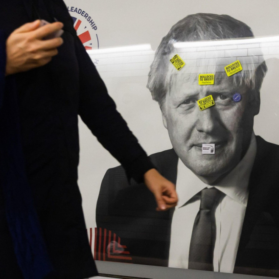 "Liz u tenku, pokriva pozadinu, Boris se spušta padobranom, a Tereza sve završava plesom"