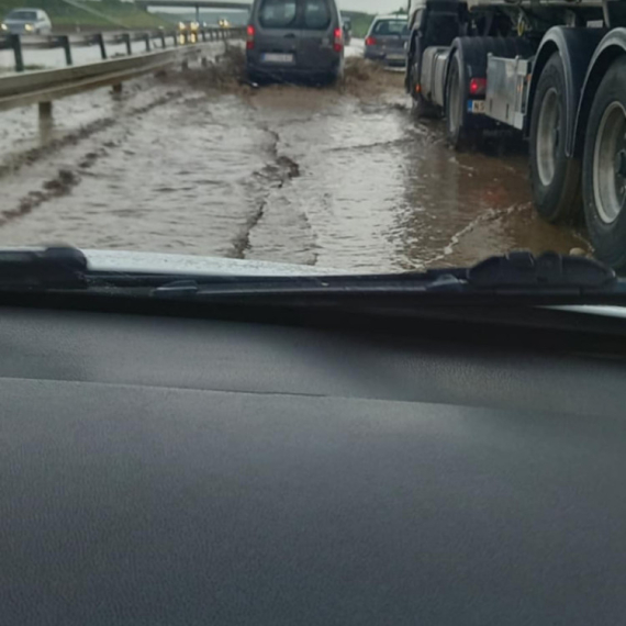 Nevreme paralisalo saobraćaj; Haos na auto–putu, voda preplavila kolovoz VIDEO