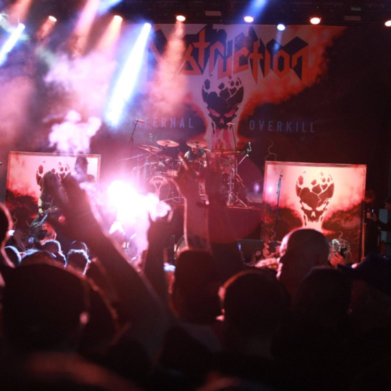 "Snagom muzike i det metala..."; Bend venčao dvoje na koncertu: "Prvi put sam sveštenik" VIDEO