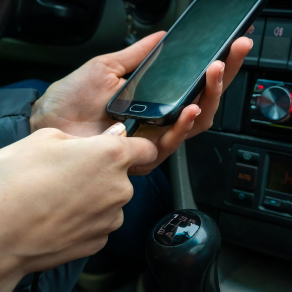 "Ne punite mobilni u kineskim automobilima, možda vas prisluškuju!"