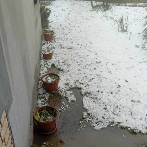 "Ovako nešto se ne pamti"; Grad razbijao krovove, sela bez struje FOTO/VIDEO
